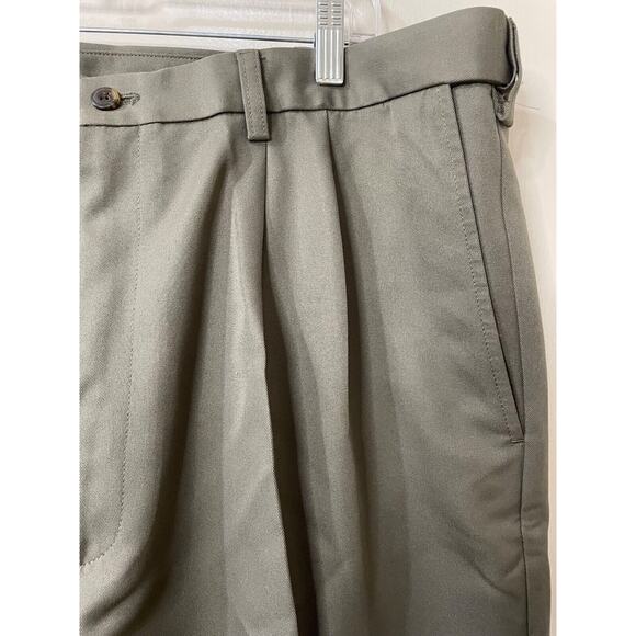Non Iron, Moisture Wicking, Haggar Shorts Mens Taupe Color Size 42 NWT - Picture 1 of 8